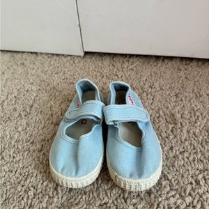 Cienta blue strap shoes